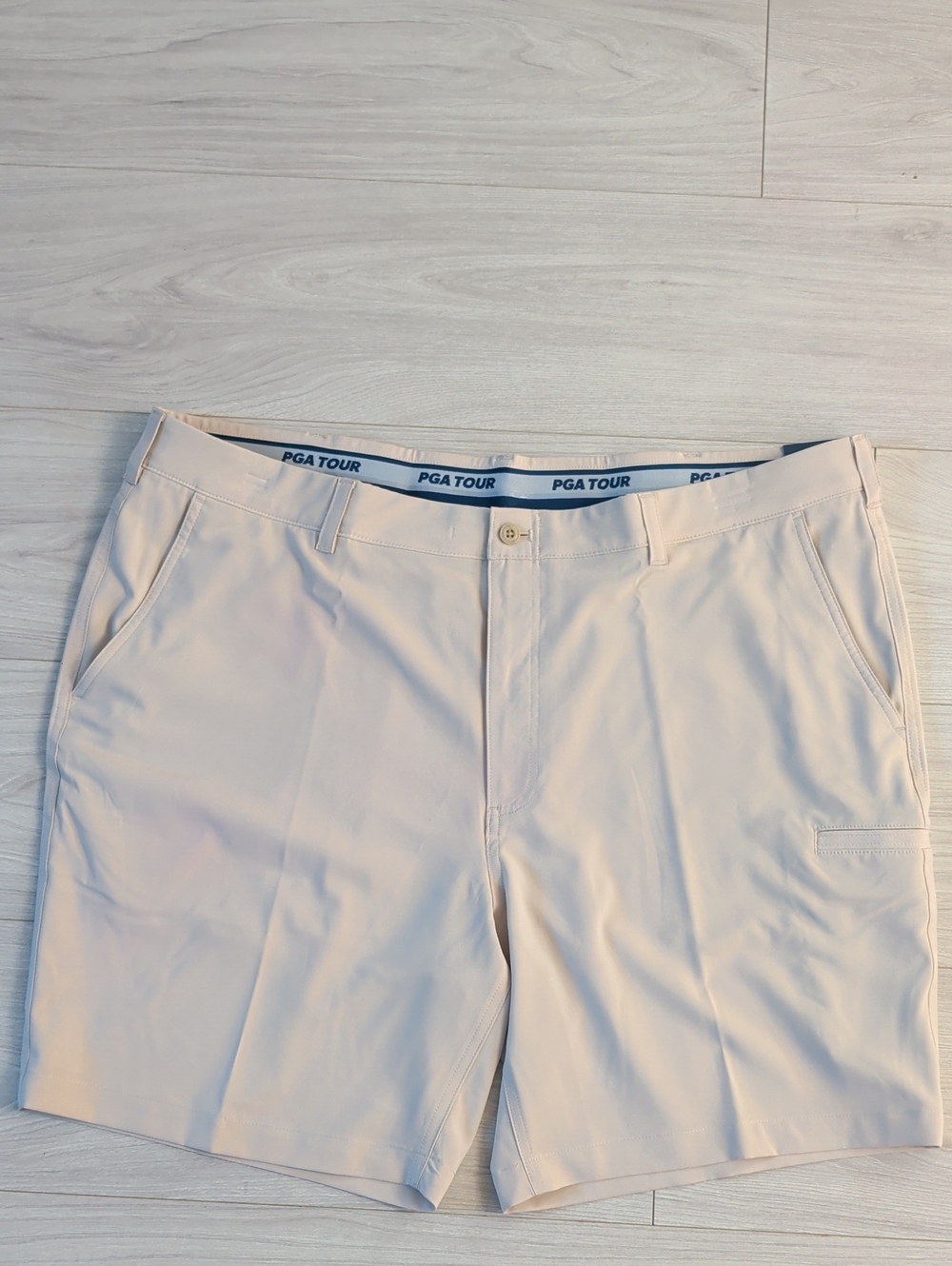PGA TOUR Menβs Beige Performance Hybrid Shorts